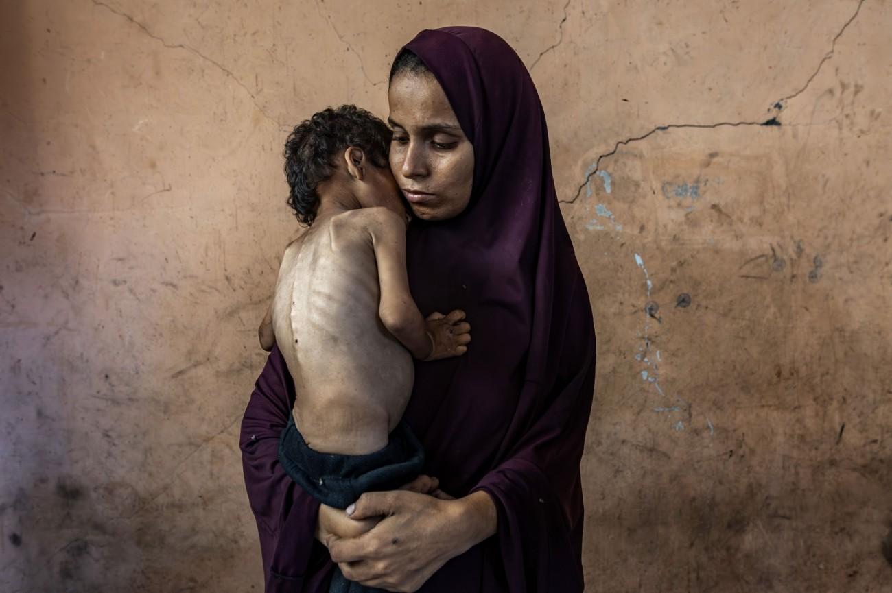 EMBRACING HUMANITY - Dialogo tra immagine e architettura